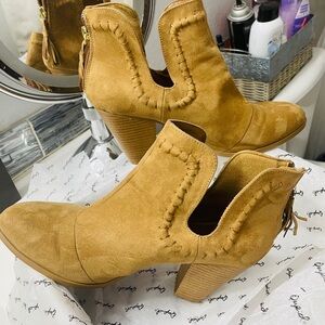 2 or 1 Qupid  Boots 4 20$ will sell separate $11 apiece